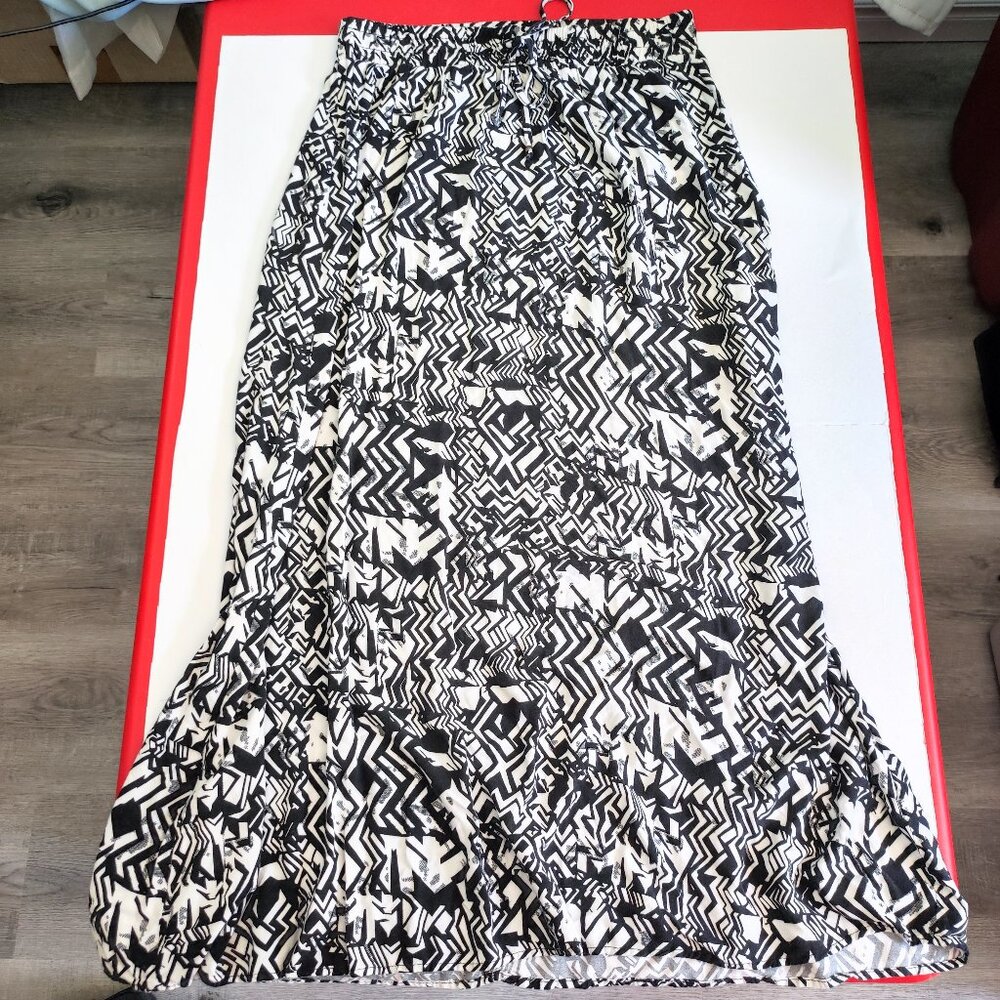 Guess maxi skirt geometrical pattern lightweight black & white women's size L